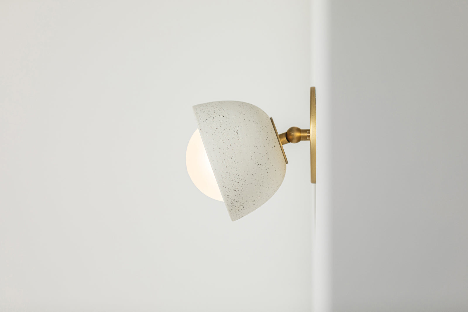 Terra Wall Sconce Wall Light 13 x 15 x 13cm Vanilla & Brass