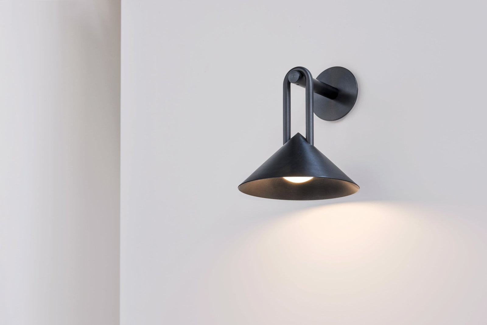 Atlas Sconce Black